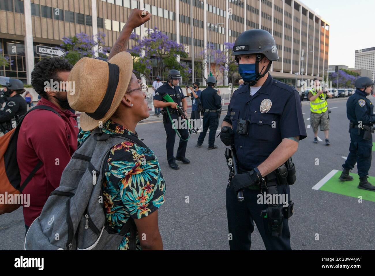 Los Angeles, Usa. Mai 2020. Demonstranten in der Innenstadt von Los Angeles protestieren gegen den Tod von George Floyd, Mittwoch, 27. Mai 2020. Floyd, ein schwarzer Mann, der in Minneapolis Polizeigewahrsam am 25. Mai starb. (Dylan Stewart/Image of Sport) (Foto von IOS/Espa-Images) Quelle: Europäische Sport-Fotoagentur/Alamy Live News Stockfoto
