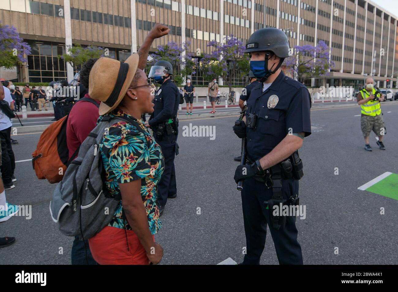 Los Angeles, Usa. Mai 2020. Demonstranten in der Innenstadt von Los Angeles protestieren gegen den Tod von George Floyd, Mittwoch, 27. Mai 2020. Floyd, ein schwarzer Mann, der in Minneapolis Polizeigewahrsam am 25. Mai starb. (Dylan Stewart/Image of Sport) (Foto von IOS/Espa-Images) Quelle: Europäische Sport-Fotoagentur/Alamy Live News Stockfoto