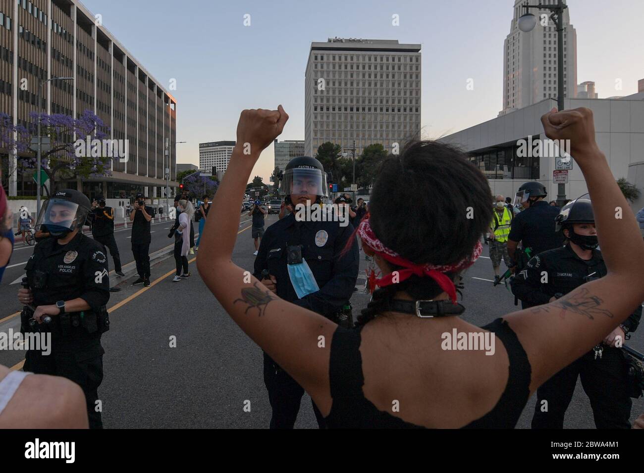 Los Angeles, Usa. Mai 2020. Demonstranten in der Innenstadt von Los Angeles protestieren gegen den Tod von George Floyd, Mittwoch, 27. Mai 2020. Floyd, ein schwarzer Mann, der in Minneapolis Polizeigewahrsam am 25. Mai starb. (Dylan Stewart/Image of Sport) (Foto von IOS/Espa-Images) Quelle: Europäische Sport-Fotoagentur/Alamy Live News Stockfoto