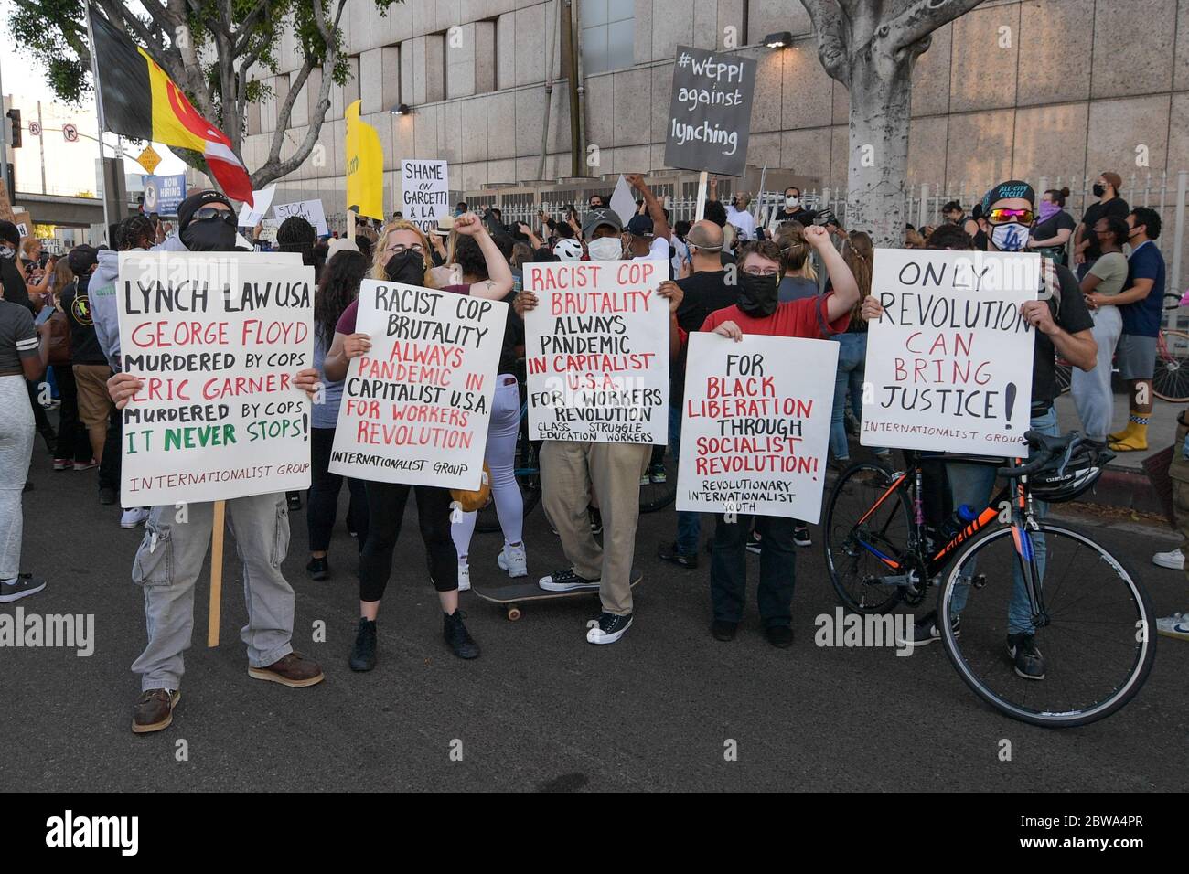 Los Angeles, Usa. Mai 2020. Demonstranten in der Innenstadt von Los Angeles protestieren gegen den Tod von George Floyd, Mittwoch, 27. Mai 2020. Floyd, ein schwarzer Mann, der in Minneapolis Polizeigewahrsam am 25. Mai starb. (Dylan Stewart/Image of Sport) (Foto von IOS/Espa-Images) Quelle: Europäische Sport-Fotoagentur/Alamy Live News Stockfoto
