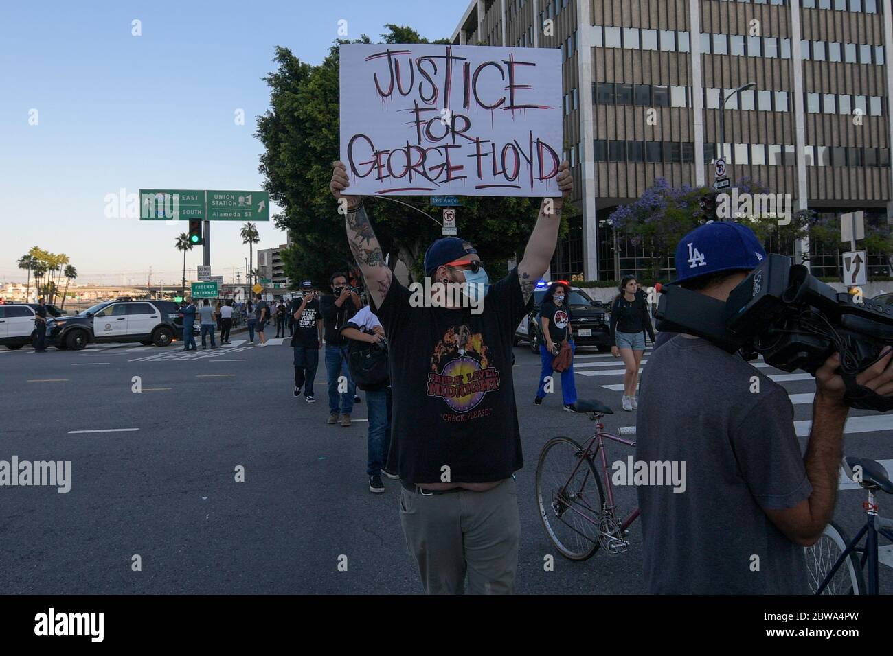 Los Angeles, Usa. Mai 2020. Demonstranten in der Innenstadt von Los Angeles protestieren gegen den Tod von George Floyd, Mittwoch, 27. Mai 2020. Floyd, ein schwarzer Mann, der in Minneapolis Polizeigewahrsam am 25. Mai starb. (Dylan Stewart/Image of Sport) (Foto von IOS/Espa-Images) Quelle: Europäische Sport-Fotoagentur/Alamy Live News Stockfoto