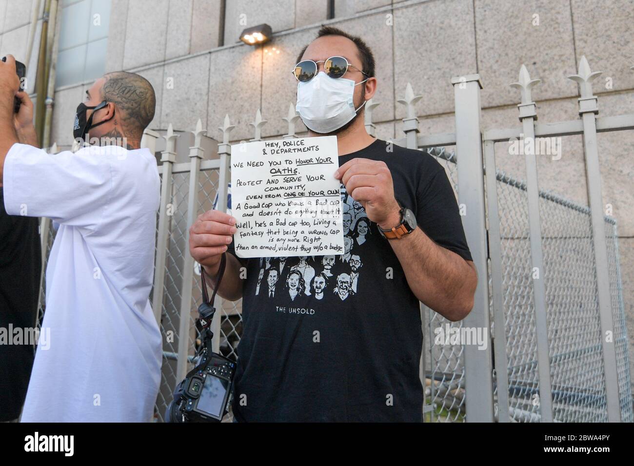 Los Angeles, Usa. Mai 2020. Demonstranten in der Innenstadt von Los Angeles protestieren gegen den Tod von George Floyd, Mittwoch, 27. Mai 2020. Floyd, ein schwarzer Mann, der in Minneapolis Polizeigewahrsam am 25. Mai starb. (Dylan Stewart/Image of Sport) (Foto von IOS/Espa-Images) Quelle: Europäische Sport-Fotoagentur/Alamy Live News Stockfoto