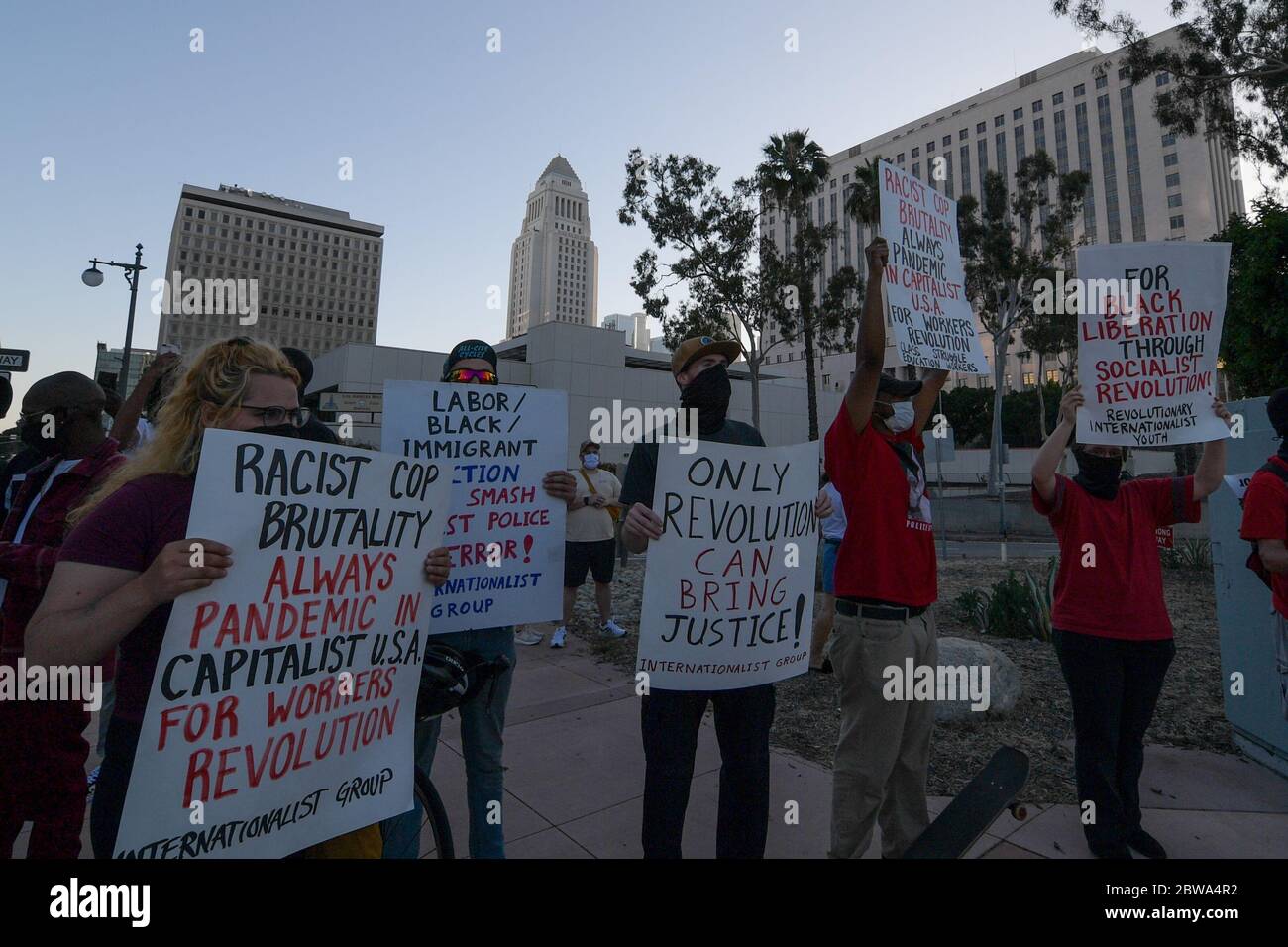 Los Angeles, Usa. Mai 2020. Demonstranten in der Innenstadt von Los Angeles protestieren gegen den Tod von George Floyd, Mittwoch, 27. Mai 2020. Floyd, ein schwarzer Mann, der in Minneapolis Polizeigewahrsam am 25. Mai starb. (Dylan Stewart/Image of Sport) (Foto von IOS/Espa-Images) Quelle: Europäische Sport-Fotoagentur/Alamy Live News Stockfoto