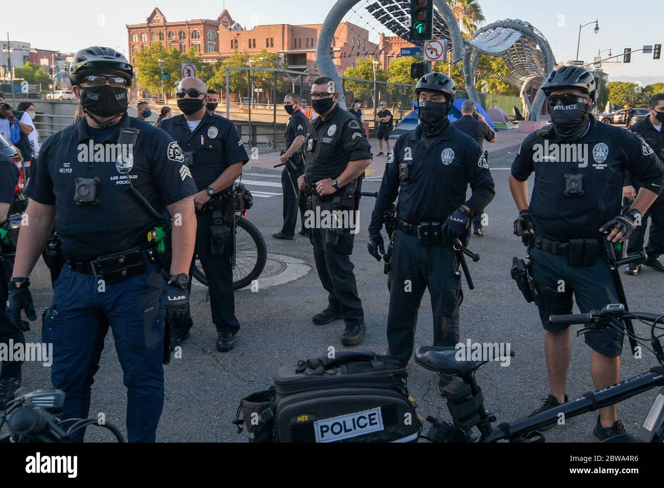 Los Angeles, Usa. Mai 2020. Demonstranten in der Innenstadt von Los Angeles protestieren gegen den Tod von George Floyd, Mittwoch, 27. Mai 2020. Floyd, ein schwarzer Mann, der in Minneapolis Polizeigewahrsam am 25. Mai starb. (Dylan Stewart/Image of Sport) (Foto von IOS/Espa-Images) Quelle: Europäische Sport-Fotoagentur/Alamy Live News Stockfoto