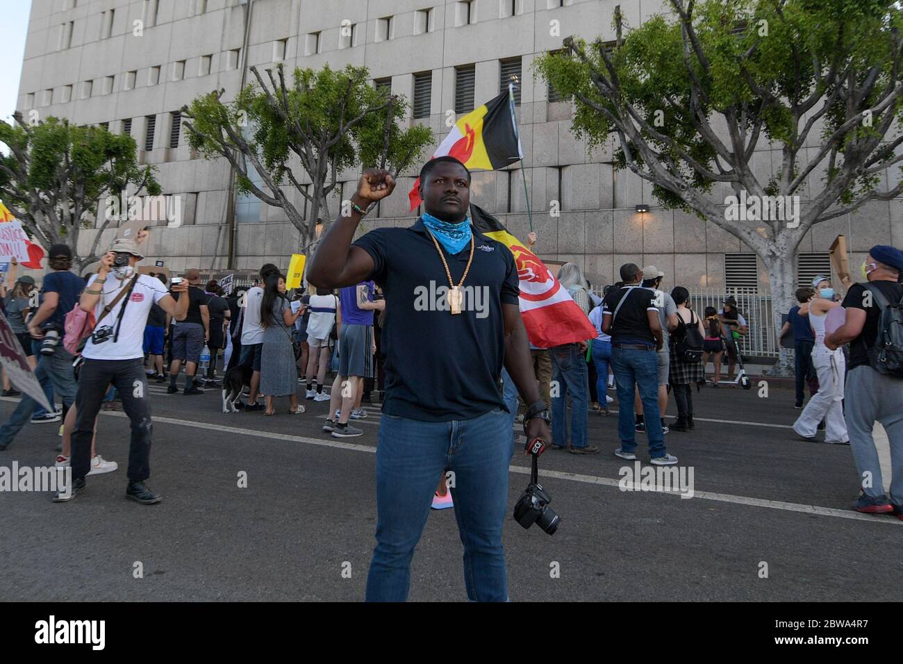 Los Angeles, Usa. Mai 2020. Demonstranten in der Innenstadt von Los Angeles protestieren gegen den Tod von George Floyd, Mittwoch, 27. Mai 2020. Floyd, ein schwarzer Mann, der in Minneapolis Polizeigewahrsam am 25. Mai starb. (Dylan Stewart/Image of Sport) (Foto von IOS/Espa-Images) Quelle: Europäische Sport-Fotoagentur/Alamy Live News Stockfoto