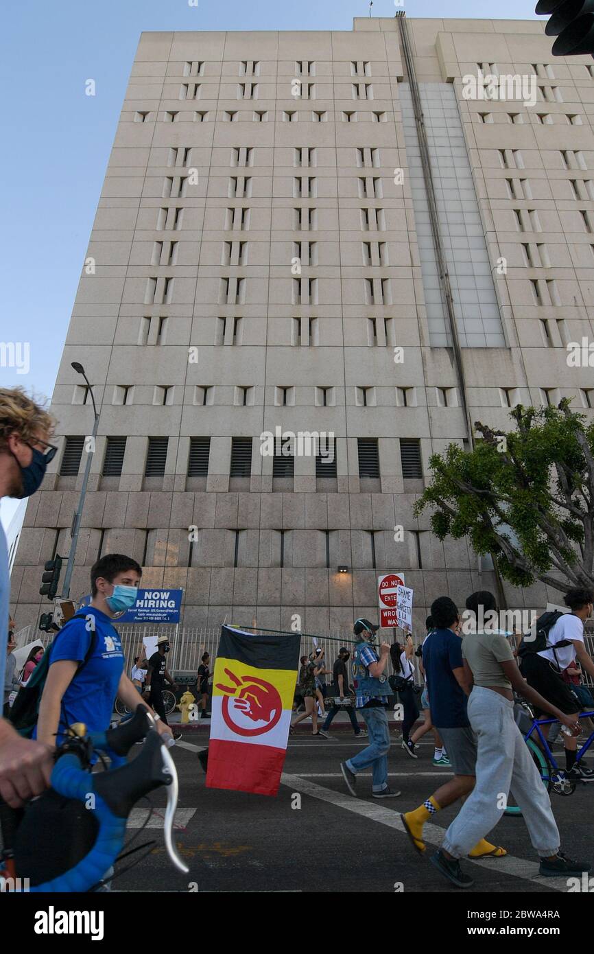 Los Angeles, Usa. Mai 2020. Demonstranten in der Innenstadt von Los Angeles protestieren gegen den Tod von George Floyd, Mittwoch, 27. Mai 2020. Floyd, ein schwarzer Mann, der in Minneapolis Polizeigewahrsam am 25. Mai starb. (Dylan Stewart/Image of Sport) (Foto von IOS/Espa-Images) Quelle: Europäische Sport-Fotoagentur/Alamy Live News Stockfoto