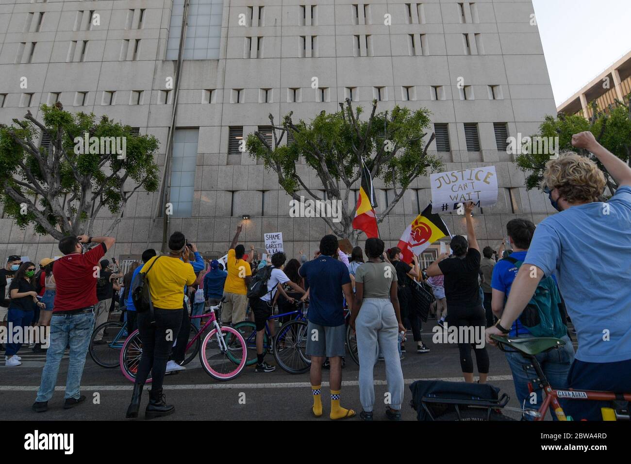 Los Angeles, Usa. Mai 2020. Demonstranten in der Innenstadt von Los Angeles protestieren gegen den Tod von George Floyd, Mittwoch, 27. Mai 2020. Floyd, ein schwarzer Mann, der in Minneapolis Polizeigewahrsam am 25. Mai starb. (Dylan Stewart/Image of Sport) (Foto von IOS/Espa-Images) Quelle: Europäische Sport-Fotoagentur/Alamy Live News Stockfoto