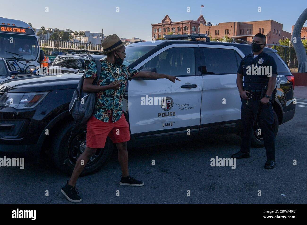Los Angeles, Usa. Mai 2020. Demonstranten in der Innenstadt von Los Angeles protestieren gegen den Tod von George Floyd, Mittwoch, 27. Mai 2020. Floyd, ein schwarzer Mann, der in Minneapolis Polizeigewahrsam am 25. Mai starb. (Dylan Stewart/Image of Sport) (Foto von IOS/Espa-Images) Quelle: Europäische Sport-Fotoagentur/Alamy Live News Stockfoto