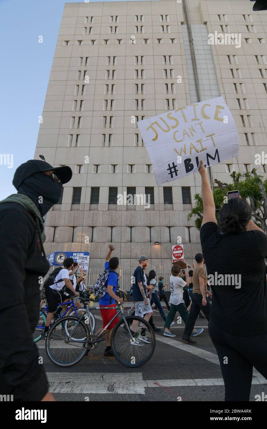 Los Angeles, Usa. Mai 2020. Demonstranten in der Innenstadt von Los Angeles protestieren gegen den Tod von George Floyd, Mittwoch, 27. Mai 2020. Floyd, ein schwarzer Mann, der in Minneapolis Polizeigewahrsam am 25. Mai starb. (Dylan Stewart/Image of Sport) (Foto von IOS/Espa-Images) Quelle: Europäische Sport-Fotoagentur/Alamy Live News Stockfoto