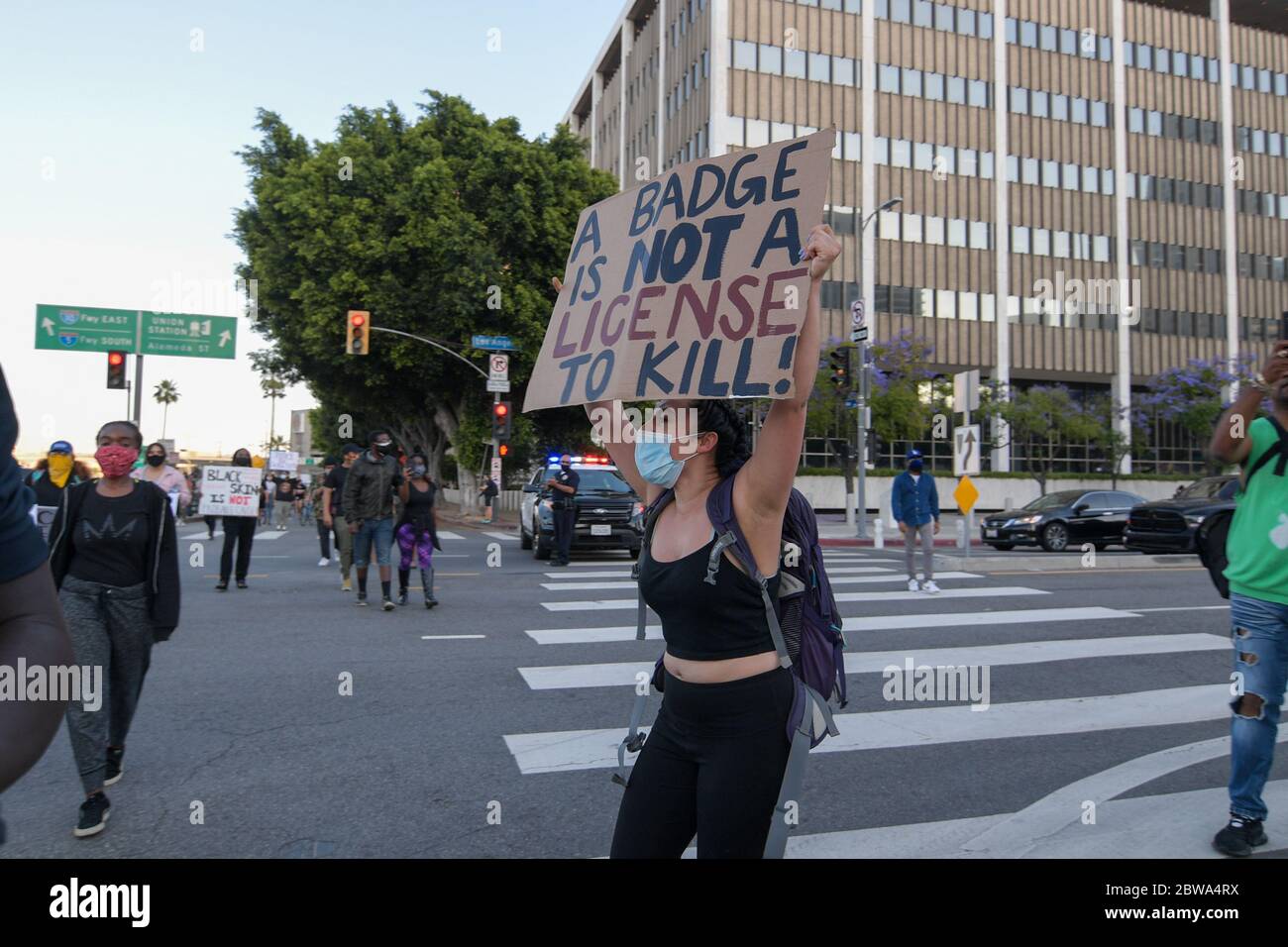 Los Angeles, Usa. Mai 2020. Demonstranten in der Innenstadt von Los Angeles protestieren gegen den Tod von George Floyd, Mittwoch, 27. Mai 2020. Floyd, ein schwarzer Mann, der in Minneapolis Polizeigewahrsam am 25. Mai starb. (Dylan Stewart/Image of Sport) (Foto von IOS/Espa-Images) Quelle: Europäische Sport-Fotoagentur/Alamy Live News Stockfoto