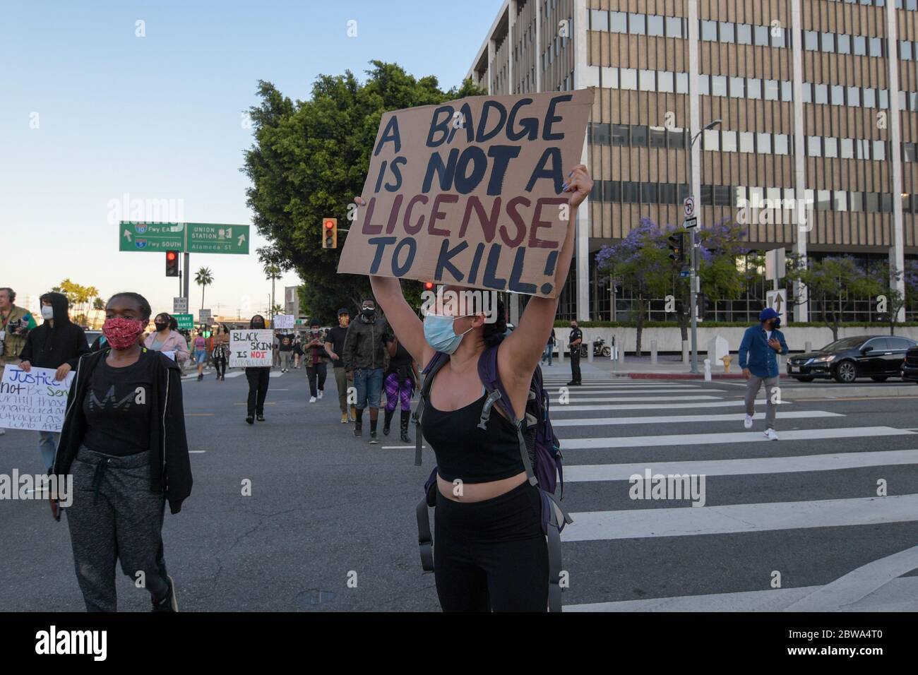 Los Angeles, Usa. Mai 2020. Demonstranten in der Innenstadt von Los Angeles protestieren gegen den Tod von George Floyd, Mittwoch, 27. Mai 2020. Floyd, ein schwarzer Mann, der in Minneapolis Polizeigewahrsam am 25. Mai starb. (Dylan Stewart/Image of Sport) (Foto von IOS/Espa-Images) Quelle: Europäische Sport-Fotoagentur/Alamy Live News Stockfoto