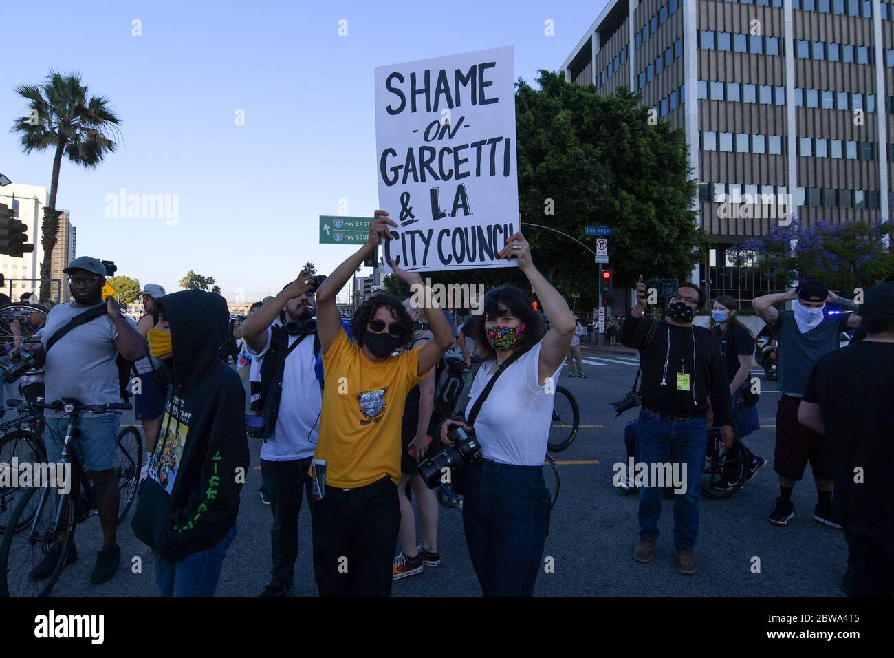 Los Angeles, Usa. Mai 2020. Demonstranten in der Innenstadt von Los Angeles protestieren gegen den Tod von George Floyd, Mittwoch, 27. Mai 2020. Floyd, ein schwarzer Mann, der in Minneapolis Polizeigewahrsam am 25. Mai starb. (Dylan Stewart/Image of Sport) (Foto von IOS/Espa-Images) Quelle: Europäische Sport-Fotoagentur/Alamy Live News Stockfoto