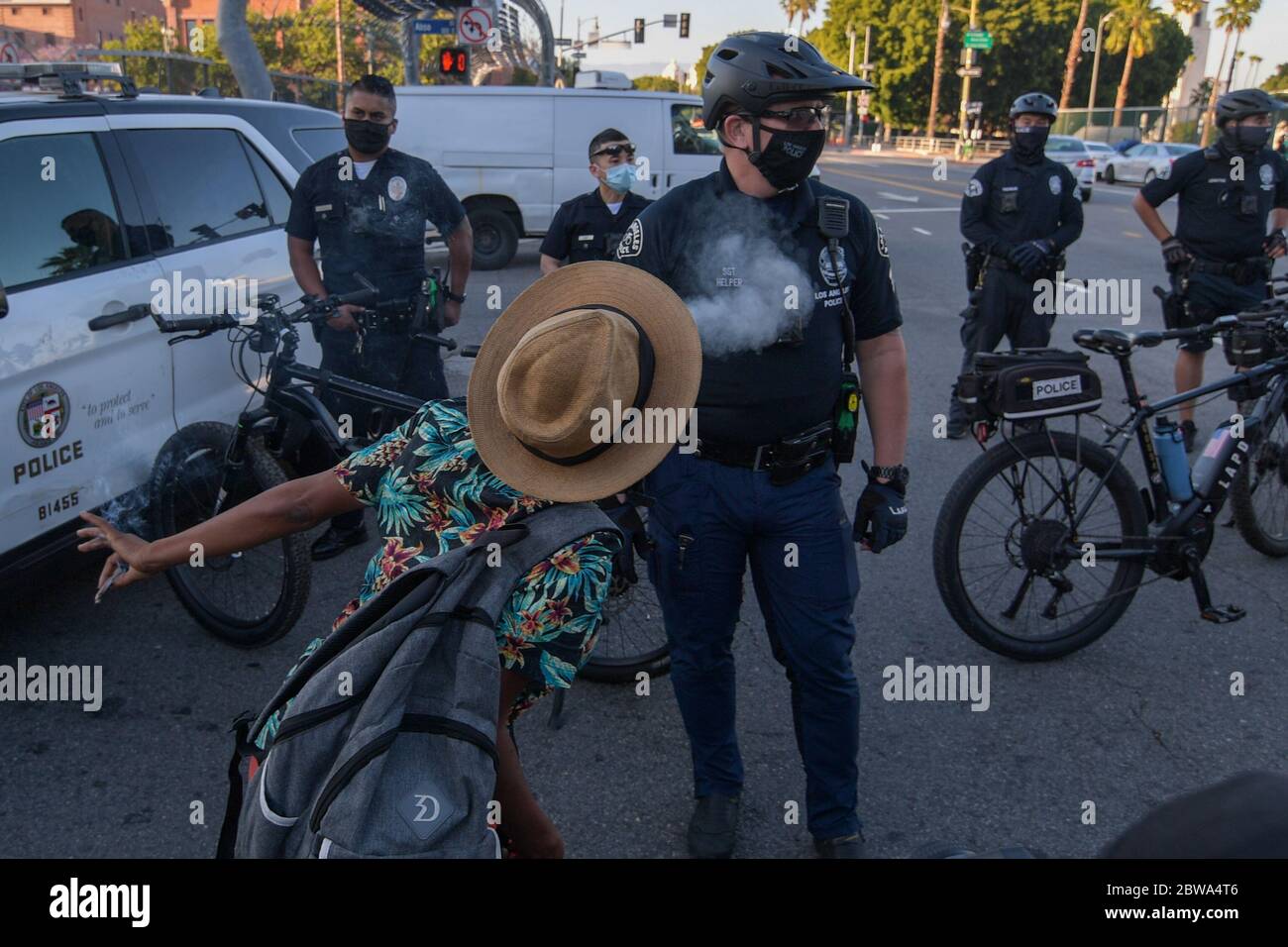 Los Angeles, Usa. Mai 2020. Demonstranten in der Innenstadt von Los Angeles protestieren gegen den Tod von George Floyd, Mittwoch, 27. Mai 2020. Floyd, ein schwarzer Mann, der in Minneapolis Polizeigewahrsam am 25. Mai starb. (Dylan Stewart/Image of Sport) (Foto von IOS/Espa-Images) Quelle: Europäische Sport-Fotoagentur/Alamy Live News Stockfoto