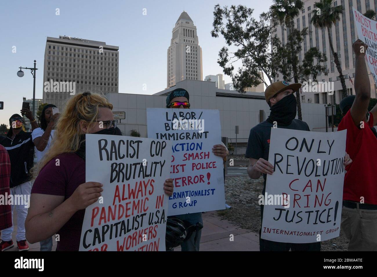 Los Angeles, Usa. Mai 2020. Demonstranten in der Innenstadt von Los Angeles protestieren gegen den Tod von George Floyd, Mittwoch, 27. Mai 2020. Floyd, ein schwarzer Mann, der in Minneapolis Polizeigewahrsam am 25. Mai starb. (Dylan Stewart/Image of Sport) (Foto von IOS/Espa-Images) Quelle: Europäische Sport-Fotoagentur/Alamy Live News Stockfoto