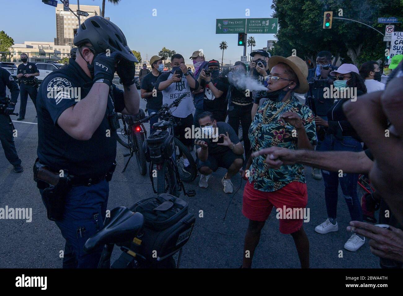 Los Angeles, Usa. Mai 2020. Demonstranten in der Innenstadt von Los Angeles protestieren gegen den Tod von George Floyd, Mittwoch, 27. Mai 2020. Floyd, ein schwarzer Mann, der in Minneapolis Polizeigewahrsam am 25. Mai starb. (Dylan Stewart/Image of Sport) (Foto von IOS/Espa-Images) Quelle: Europäische Sport-Fotoagentur/Alamy Live News Stockfoto