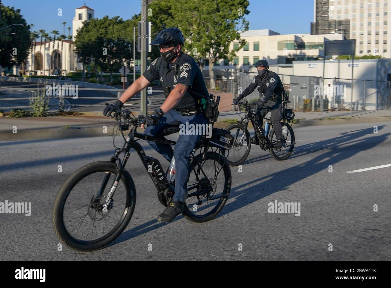 Los Angeles, Usa. Mai 2020. Demonstranten in der Innenstadt von Los Angeles protestieren gegen den Tod von George Floyd, Mittwoch, 27. Mai 2020. Floyd, ein schwarzer Mann, der in Minneapolis Polizeigewahrsam am 25. Mai starb. (Dylan Stewart/Image of Sport) (Foto von IOS/Espa-Images) Quelle: Europäische Sport-Fotoagentur/Alamy Live News Stockfoto