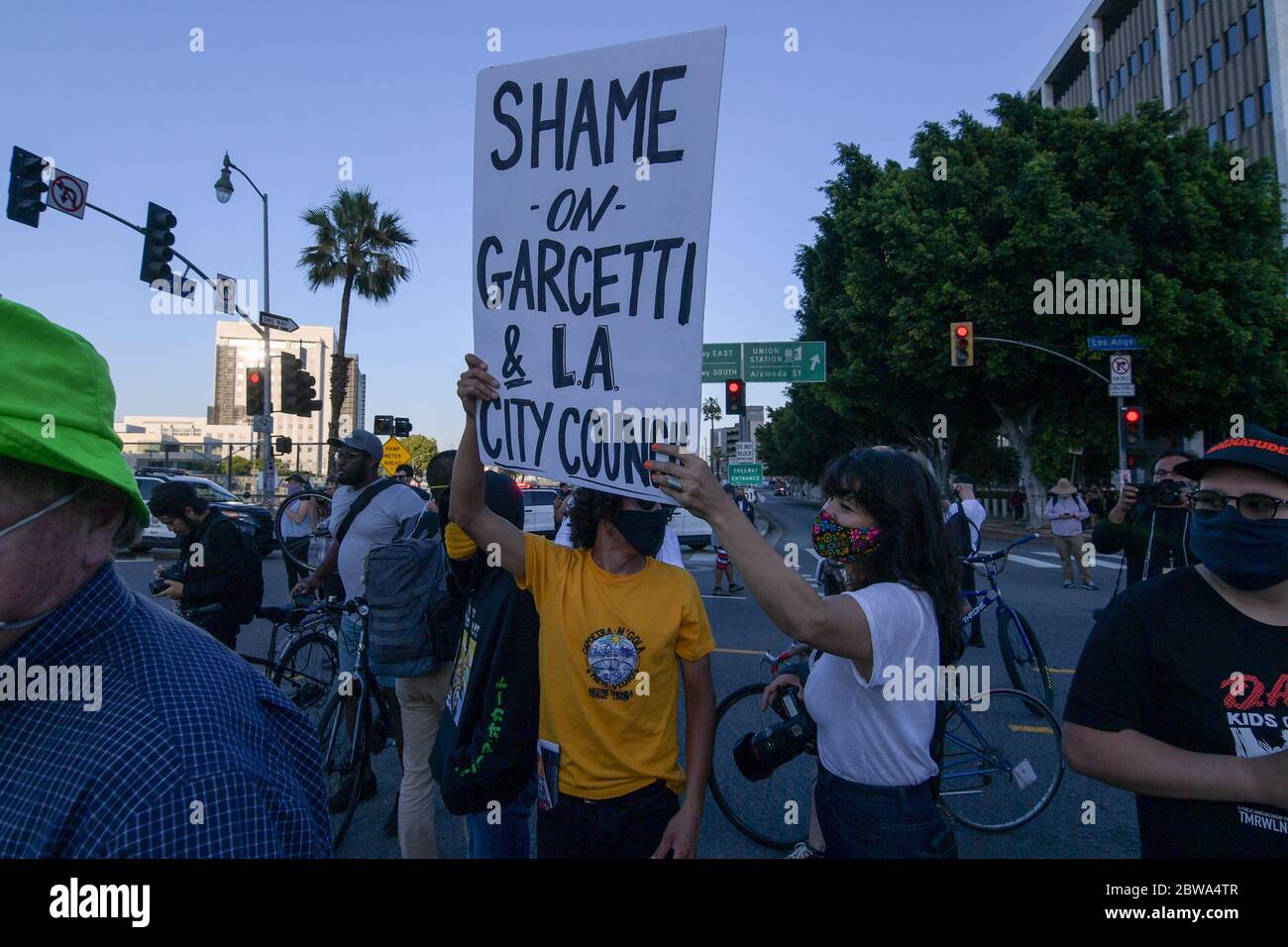 Los Angeles, Usa. Mai 2020. Demonstranten in der Innenstadt von Los Angeles protestieren gegen den Tod von George Floyd, Mittwoch, 27. Mai 2020. Floyd, ein schwarzer Mann, der in Minneapolis Polizeigewahrsam am 25. Mai starb. (Dylan Stewart/Image of Sport) (Foto von IOS/Espa-Images) Quelle: Europäische Sport-Fotoagentur/Alamy Live News Stockfoto