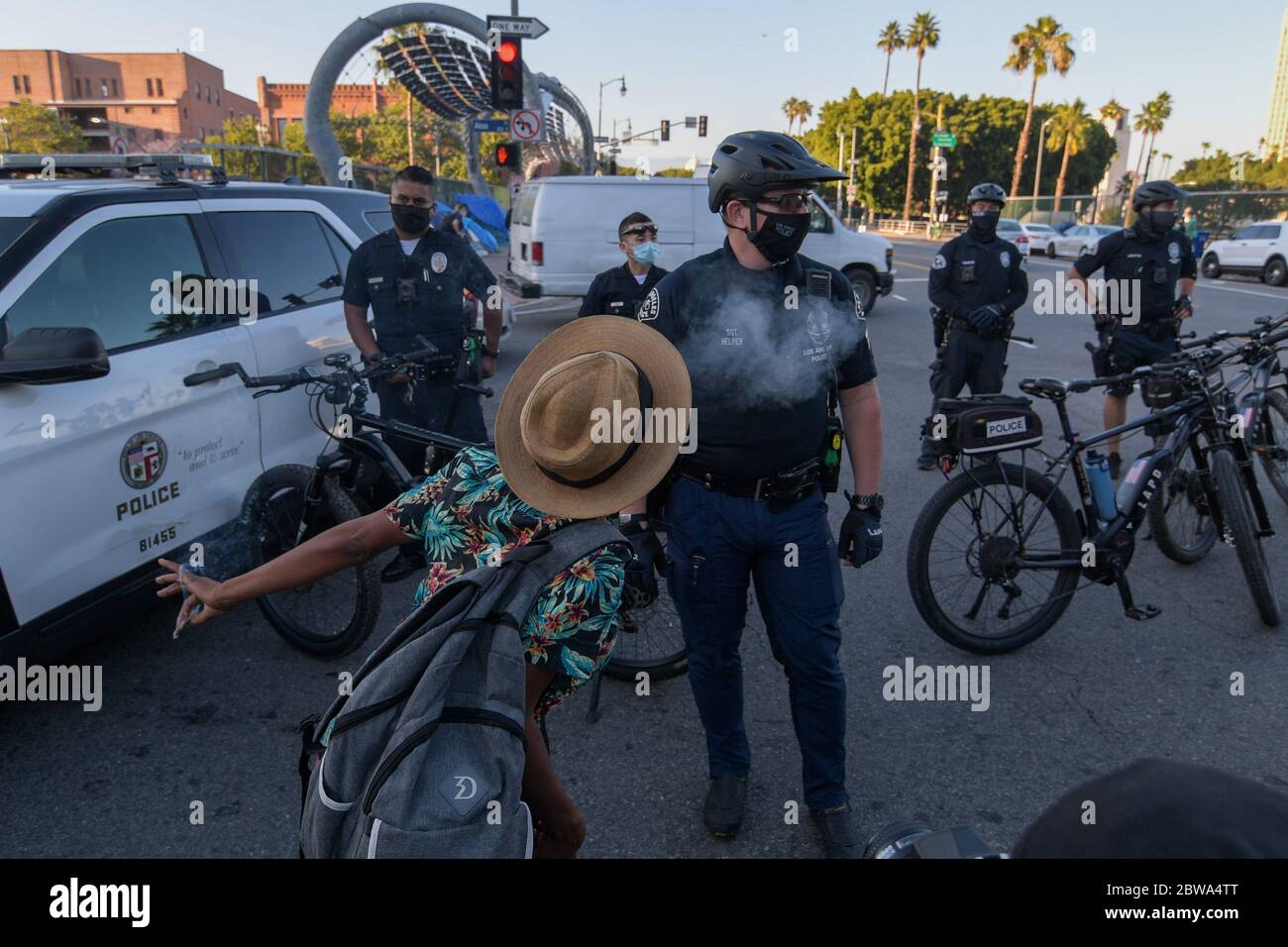 Los Angeles, Usa. Mai 2020. Demonstranten in der Innenstadt von Los Angeles protestieren gegen den Tod von George Floyd, Mittwoch, 27. Mai 2020. Floyd, ein schwarzer Mann, der in Minneapolis Polizeigewahrsam am 25. Mai starb. (Dylan Stewart/Image of Sport) (Foto von IOS/Espa-Images) Quelle: Europäische Sport-Fotoagentur/Alamy Live News Stockfoto