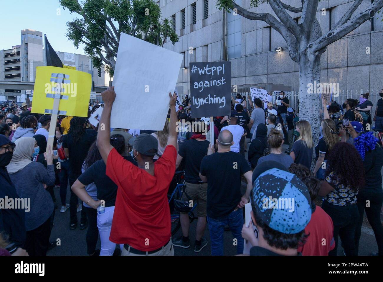 Los Angeles, Usa. Mai 2020. Demonstranten in der Innenstadt von Los Angeles protestieren gegen den Tod von George Floyd, Mittwoch, 27. Mai 2020. Floyd, ein schwarzer Mann, der in Minneapolis Polizeigewahrsam am 25. Mai starb. (Dylan Stewart/Image of Sport) (Foto von IOS/Espa-Images) Quelle: Europäische Sport-Fotoagentur/Alamy Live News Stockfoto