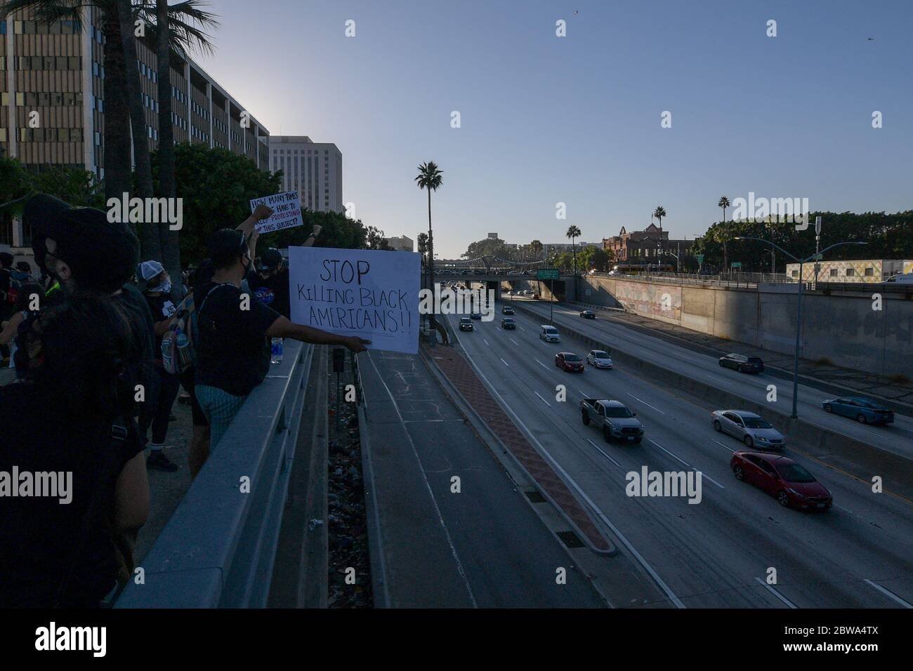 Los Angeles, Usa. Mai 2020. Demonstranten in der Innenstadt von Los Angeles protestieren gegen den Tod von George Floyd, Mittwoch, 27. Mai 2020. Floyd, ein schwarzer Mann, der in Minneapolis Polizeigewahrsam am 25. Mai starb. (Dylan Stewart/Image of Sport) (Foto von IOS/Espa-Images) Quelle: Europäische Sport-Fotoagentur/Alamy Live News Stockfoto