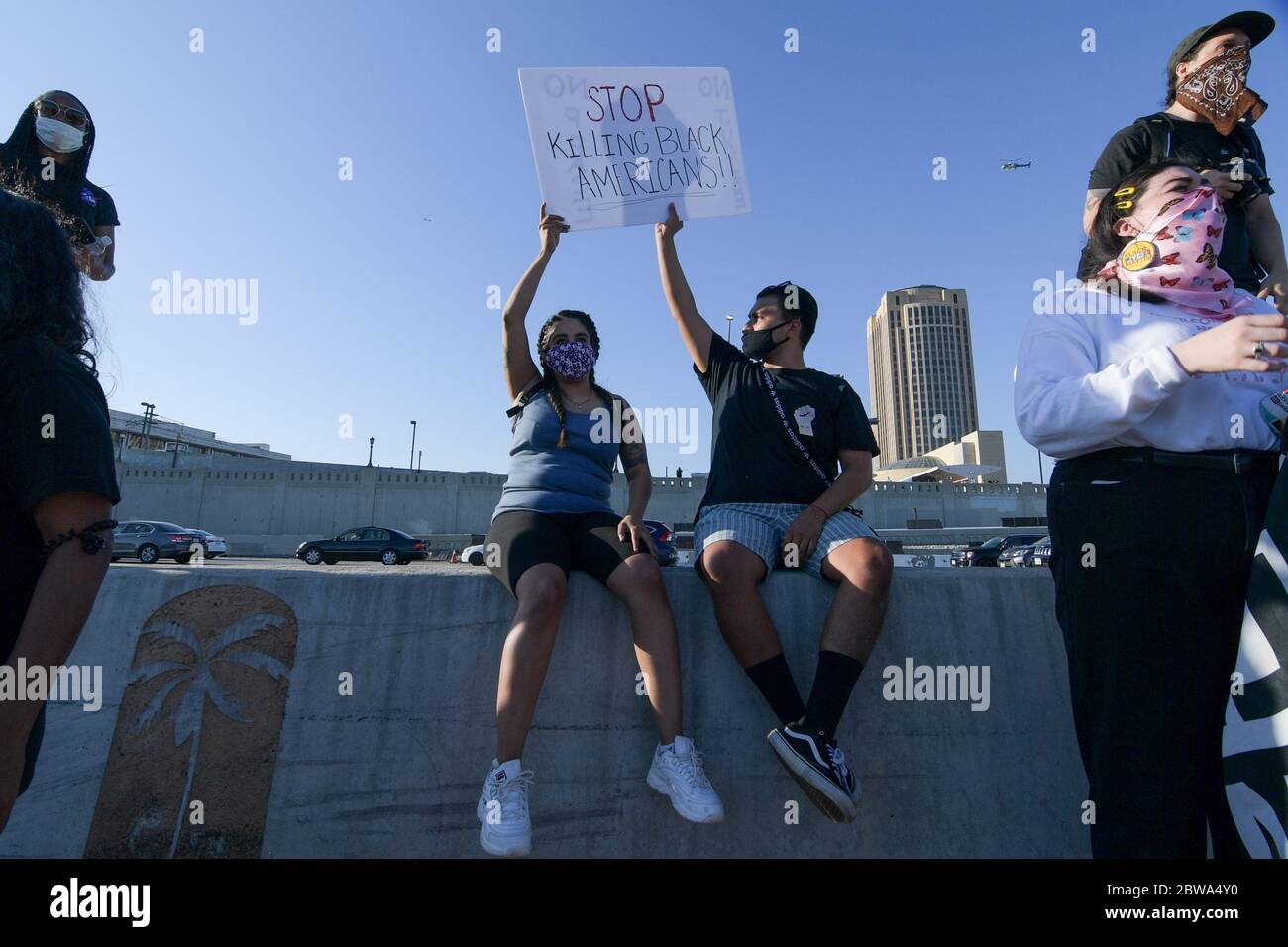 Los Angeles, Usa. Mai 2020. Demonstranten in der Innenstadt von Los Angeles protestieren gegen den Tod von George Floyd, Mittwoch, 27. Mai 2020. Floyd, ein schwarzer Mann, der in Minneapolis Polizeigewahrsam am 25. Mai starb. (Dylan Stewart/Image of Sport) (Foto von IOS/Espa-Images) Quelle: Europäische Sport-Fotoagentur/Alamy Live News Stockfoto