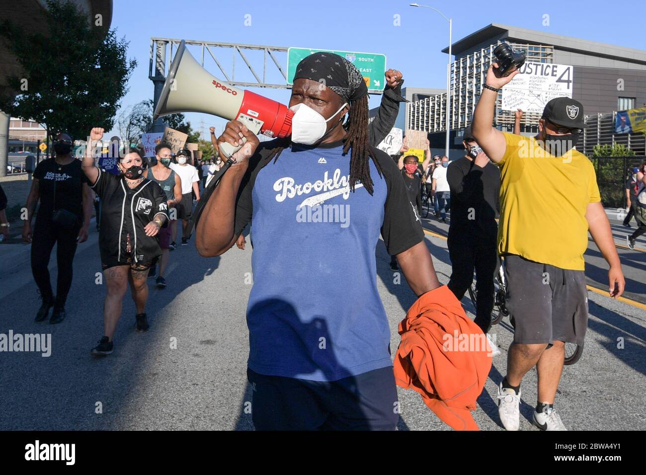 Los Angeles, Usa. Mai 2020. Demonstranten in der Innenstadt von Los Angeles protestieren gegen den Tod von George Floyd, Mittwoch, 27. Mai 2020. Floyd, ein schwarzer Mann, der in Minneapolis Polizeigewahrsam am 25. Mai starb. (Dylan Stewart/Image of Sport) (Foto von IOS/Espa-Images) Quelle: Europäische Sport-Fotoagentur/Alamy Live News Stockfoto