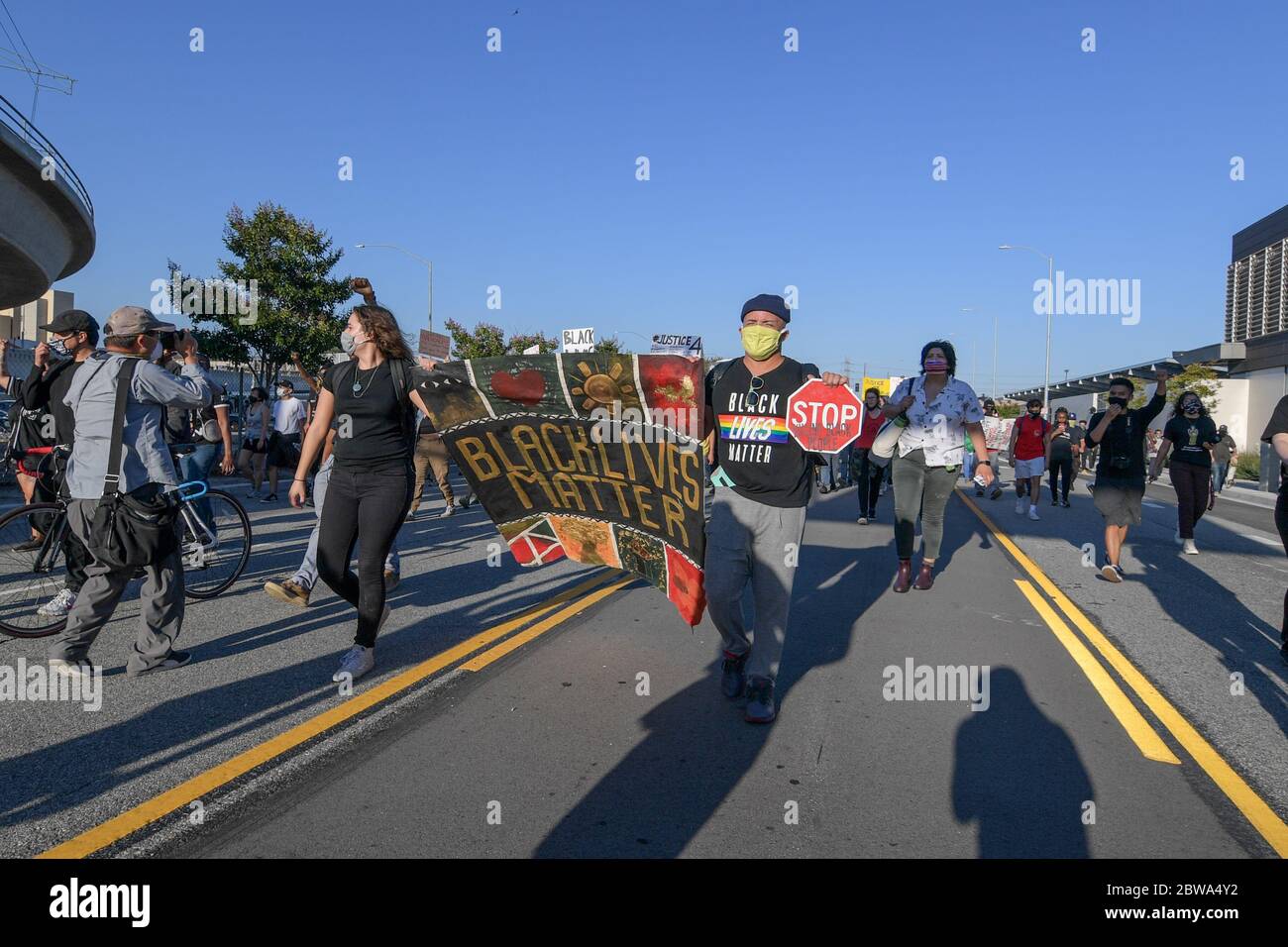 Los Angeles, Usa. Mai 2020. Demonstranten in der Innenstadt von Los Angeles protestieren gegen den Tod von George Floyd, Mittwoch, 27. Mai 2020. Floyd, ein schwarzer Mann, der in Minneapolis Polizeigewahrsam am 25. Mai starb. (Dylan Stewart/Image of Sport) (Foto von IOS/Espa-Images) Quelle: Europäische Sport-Fotoagentur/Alamy Live News Stockfoto
