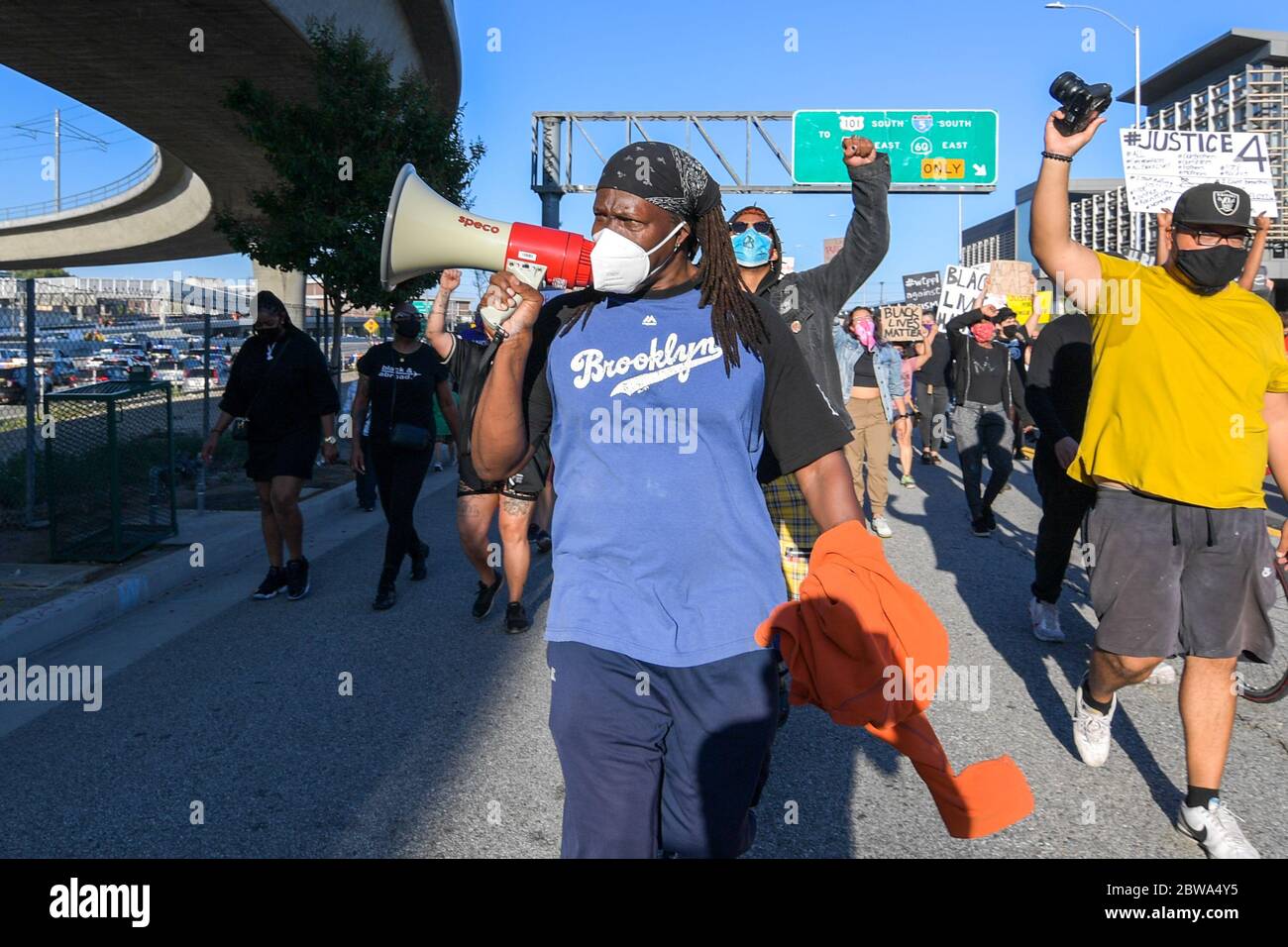 Los Angeles, Usa. Mai 2020. Demonstranten in der Innenstadt von Los Angeles protestieren gegen den Tod von George Floyd, Mittwoch, 27. Mai 2020. Floyd, ein schwarzer Mann, der in Minneapolis Polizeigewahrsam am 25. Mai starb. (Dylan Stewart/Image of Sport) (Foto von IOS/Espa-Images) Quelle: Europäische Sport-Fotoagentur/Alamy Live News Stockfoto