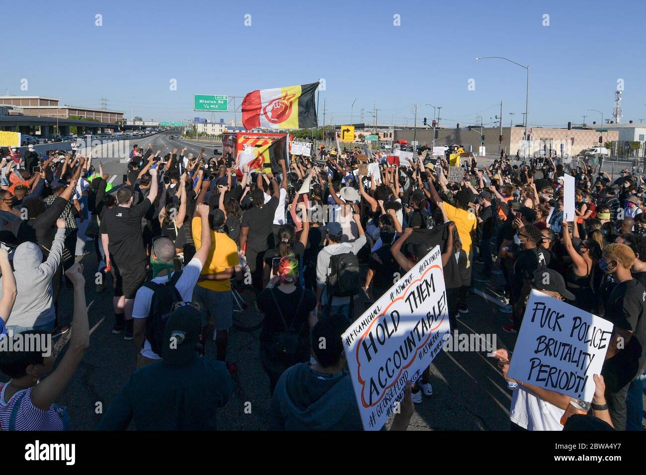 Los Angeles, Usa. Mai 2020. Demonstranten in der Innenstadt von Los Angeles protestieren gegen den Tod von George Floyd, Mittwoch, 27. Mai 2020. Floyd, ein schwarzer Mann, der in Minneapolis Polizeigewahrsam am 25. Mai starb. (Dylan Stewart/Image of Sport) (Foto von IOS/Espa-Images) Quelle: Europäische Sport-Fotoagentur/Alamy Live News Stockfoto