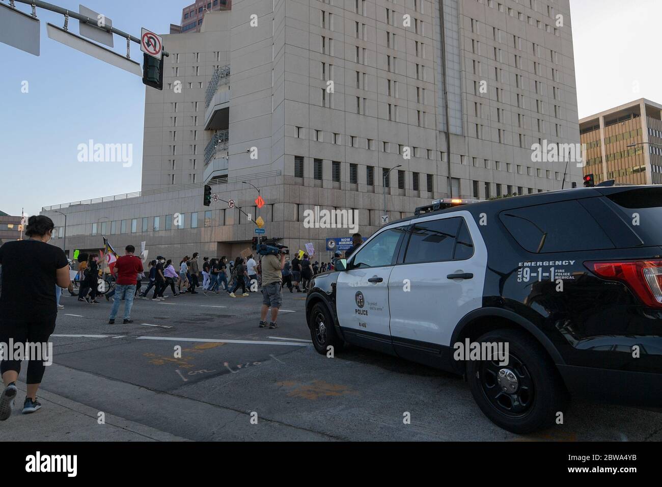 Los Angeles, Usa. Mai 2020. Demonstranten in der Innenstadt von Los Angeles protestieren gegen den Tod von George Floyd, Mittwoch, 27. Mai 2020. Floyd, ein schwarzer Mann, der in Minneapolis Polizeigewahrsam am 25. Mai starb. (Dylan Stewart/Image of Sport) (Foto von IOS/Espa-Images) Quelle: Europäische Sport-Fotoagentur/Alamy Live News Stockfoto