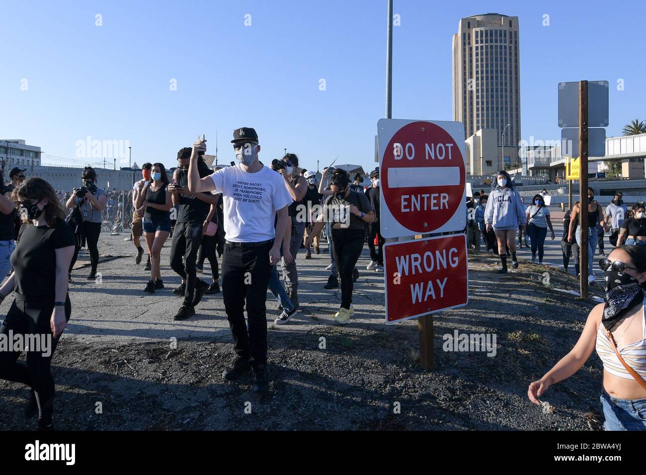 Los Angeles, Usa. Mai 2020. Demonstranten in der Innenstadt von Los Angeles protestieren gegen den Tod von George Floyd, Mittwoch, 27. Mai 2020. Floyd, ein schwarzer Mann, der in Minneapolis Polizeigewahrsam am 25. Mai starb. (Dylan Stewart/Image of Sport) (Foto von IOS/Espa-Images) Quelle: Europäische Sport-Fotoagentur/Alamy Live News Stockfoto