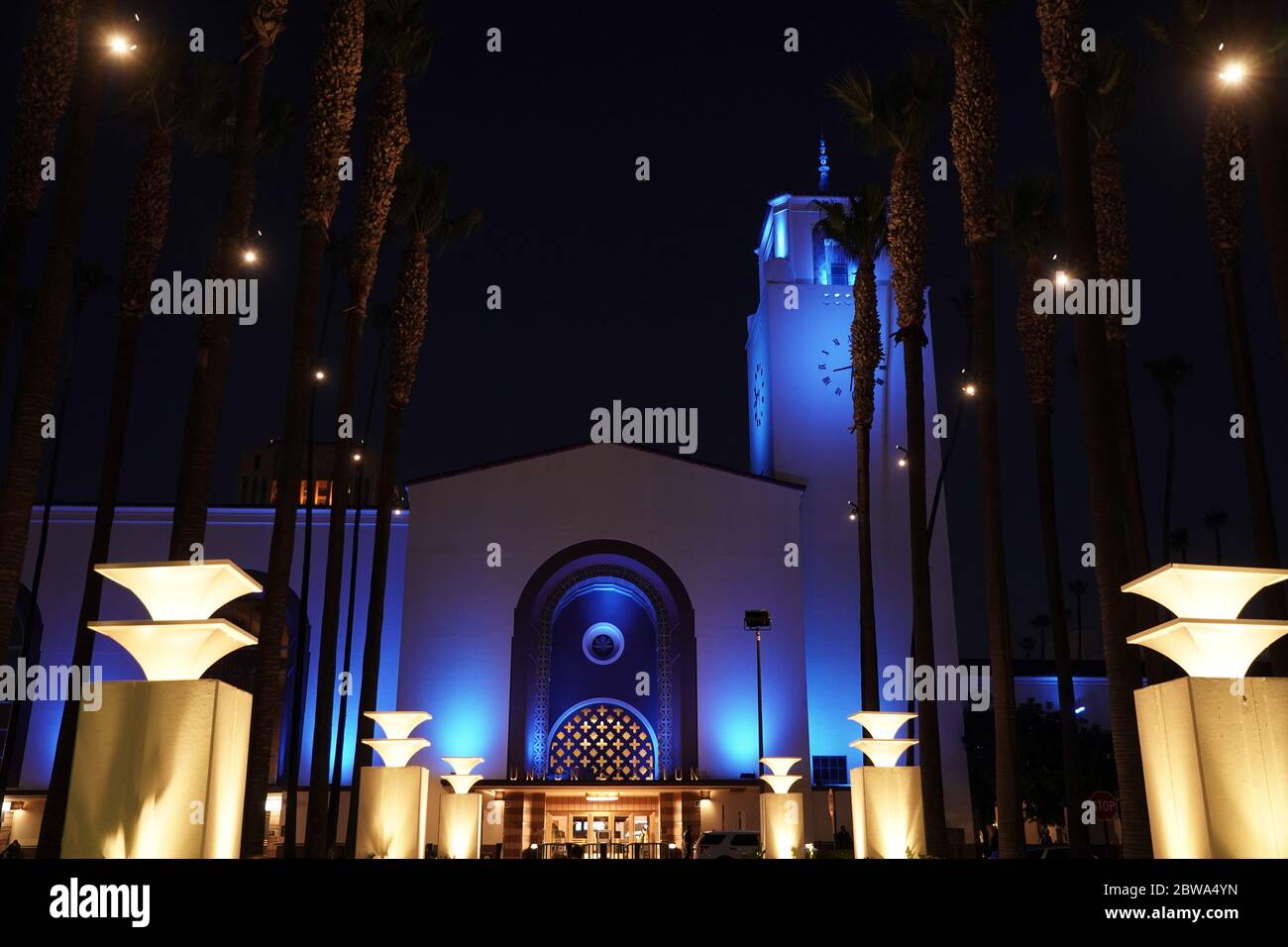 Los Angeles, Usa. Mai 2020. Die Los Angeles Union Station ist im Rahmen der Kampagne #LightItBlue zur Begrüßung der Mitarbeiter des Gesundheitswesens am Mittwoch, den 27. Mai 2020, in Los Angeles blau beleuchtet. (Foto von IOS/Espa-Images) Quelle: Europäische Sport-Fotoagentur/Alamy Live News Stockfoto