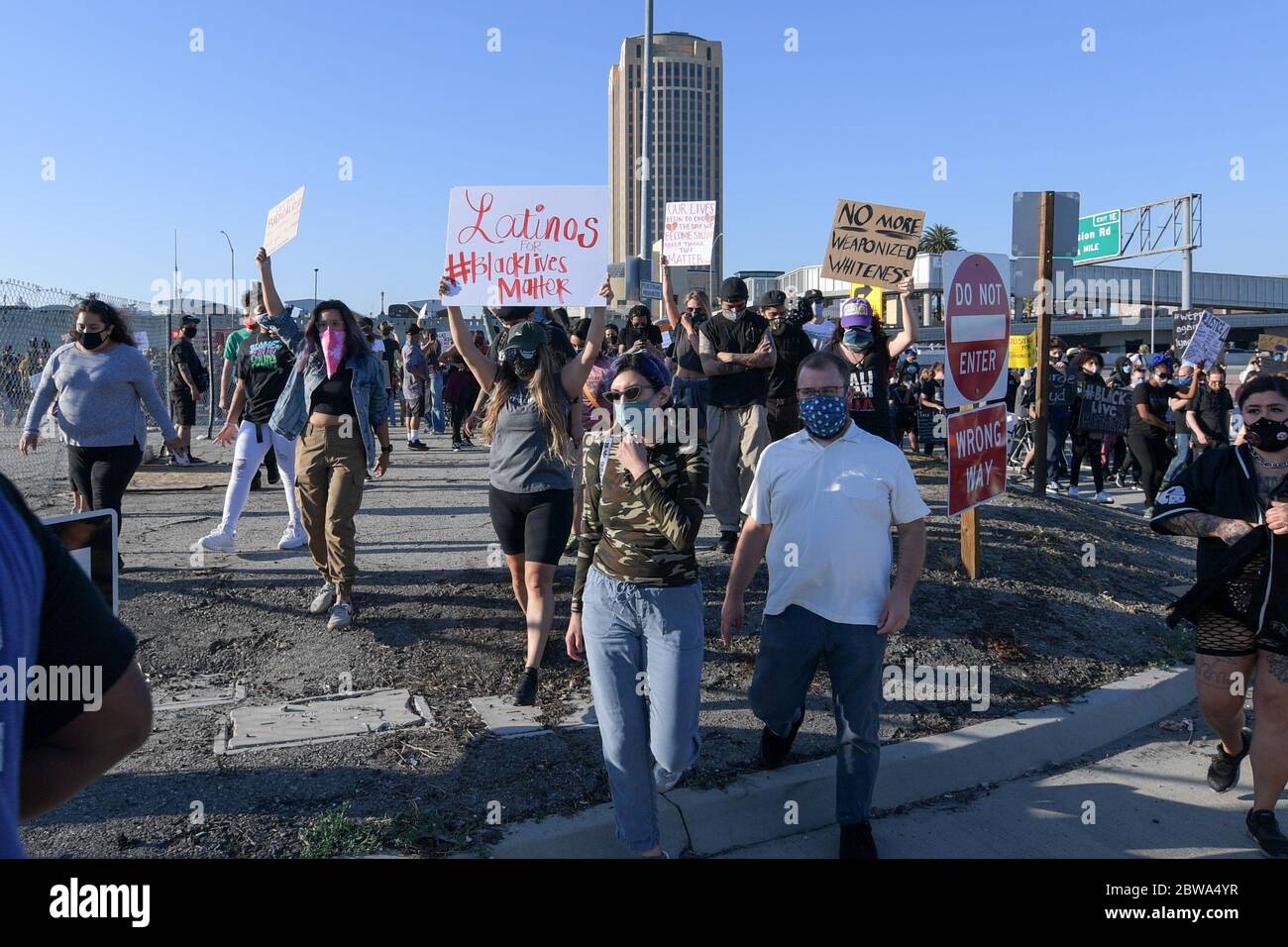 Los Angeles, Usa. Mai 2020. Demonstranten in der Innenstadt von Los Angeles protestieren gegen den Tod von George Floyd, Mittwoch, 27. Mai 2020. Floyd, ein schwarzer Mann, der in Minneapolis Polizeigewahrsam am 25. Mai starb. (Dylan Stewart/Image of Sport) (Foto von IOS/Espa-Images) Quelle: Europäische Sport-Fotoagentur/Alamy Live News Stockfoto