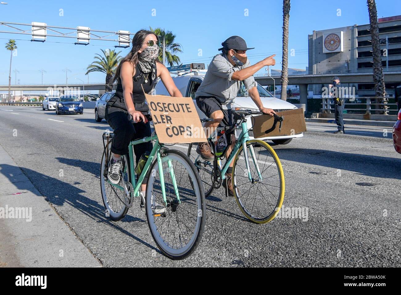 Los Angeles, Usa. Mai 2020. Demonstranten in der Innenstadt von Los Angeles protestieren gegen den Tod von George Floyd, Mittwoch, 27. Mai 2020. Floyd, ein schwarzer Mann, der in Minneapolis Polizeigewahrsam am 25. Mai starb. (Dylan Stewart/Image of Sport) (Foto von IOS/Espa-Images) Quelle: Europäische Sport-Fotoagentur/Alamy Live News Stockfoto
