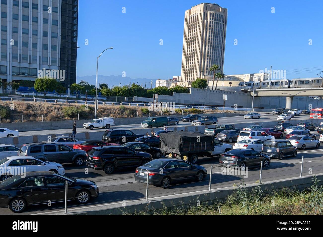 Los Angeles, Usa. Mai 2020. Demonstranten in der Innenstadt von Los Angeles protestieren gegen den Tod von George Floyd, Mittwoch, 27. Mai 2020. Floyd, ein schwarzer Mann, der in Minneapolis Polizeigewahrsam am 25. Mai starb. (Dylan Stewart/Image of Sport) (Foto von IOS/Espa-Images) Quelle: Europäische Sport-Fotoagentur/Alamy Live News Stockfoto