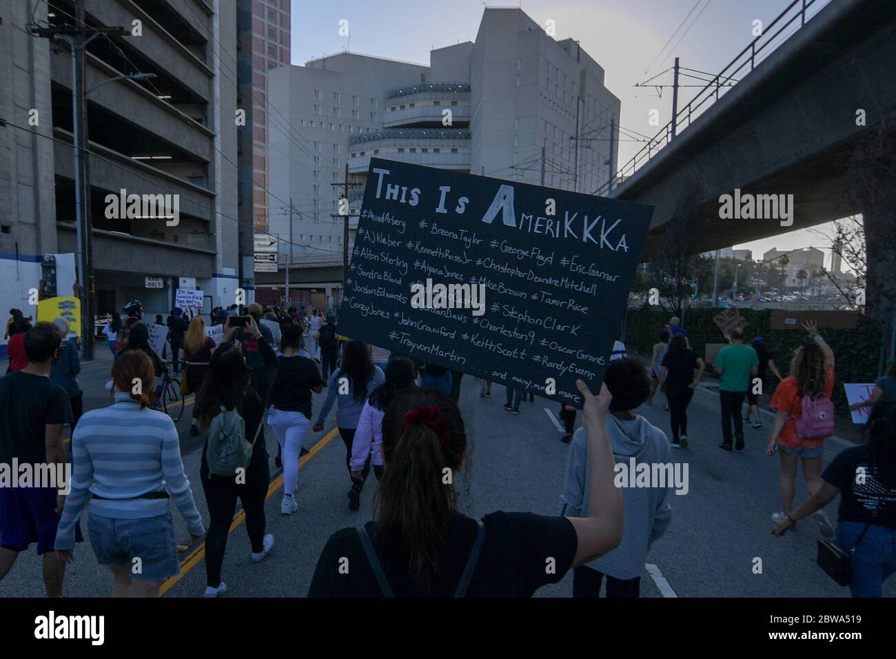 Los Angeles, Usa. Mai 2020. Demonstranten in der Innenstadt von Los Angeles protestieren gegen den Tod von George Floyd, Mittwoch, 27. Mai 2020. Floyd, ein schwarzer Mann, der in Minneapolis Polizeigewahrsam am 25. Mai starb. (Dylan Stewart/Image of Sport) (Foto von IOS/Espa-Images) Quelle: Europäische Sport-Fotoagentur/Alamy Live News Stockfoto