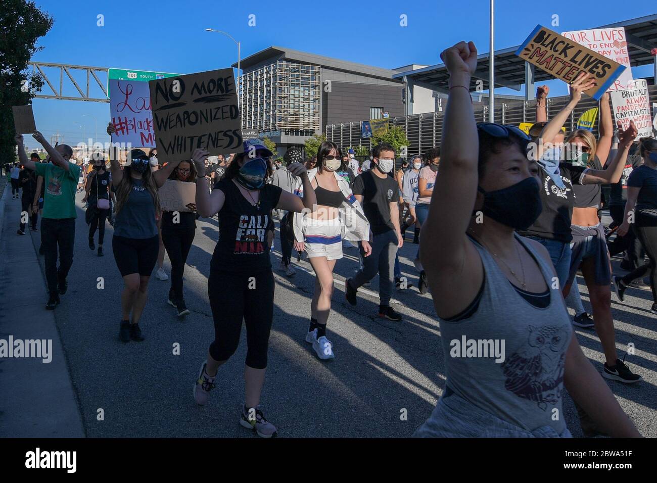 Los Angeles, Usa. Mai 2020. Demonstranten in der Innenstadt von Los Angeles protestieren gegen den Tod von George Floyd, Mittwoch, 27. Mai 2020. Floyd, ein schwarzer Mann, der in Minneapolis Polizeigewahrsam am 25. Mai starb. (Dylan Stewart/Image of Sport) (Foto von IOS/Espa-Images) Quelle: Europäische Sport-Fotoagentur/Alamy Live News Stockfoto