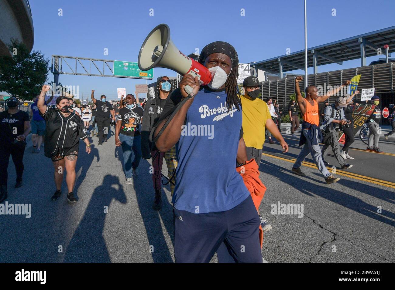 Los Angeles, Usa. Mai 2020. Demonstranten in der Innenstadt von Los Angeles protestieren gegen den Tod von George Floyd, Mittwoch, 27. Mai 2020. Floyd, ein schwarzer Mann, der in Minneapolis Polizeigewahrsam am 25. Mai starb. (Dylan Stewart/Image of Sport) (Foto von IOS/Espa-Images) Quelle: Europäische Sport-Fotoagentur/Alamy Live News Stockfoto