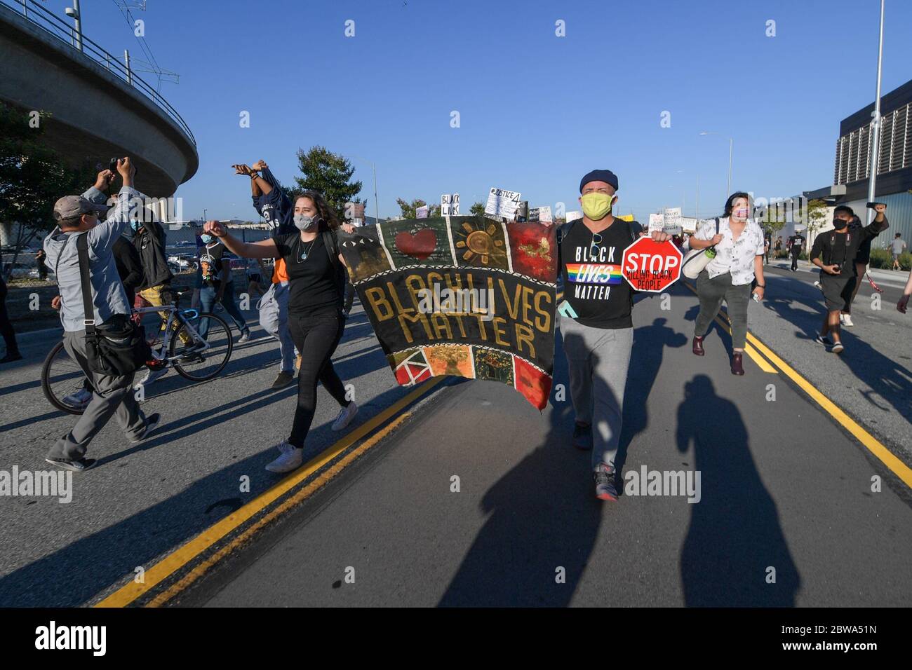Los Angeles, Usa. Mai 2020. Demonstranten in der Innenstadt von Los Angeles protestieren gegen den Tod von George Floyd, Mittwoch, 27. Mai 2020. Floyd, ein schwarzer Mann, der in Minneapolis Polizeigewahrsam am 25. Mai starb. (Dylan Stewart/Image of Sport) (Foto von IOS/Espa-Images) Quelle: Europäische Sport-Fotoagentur/Alamy Live News Stockfoto