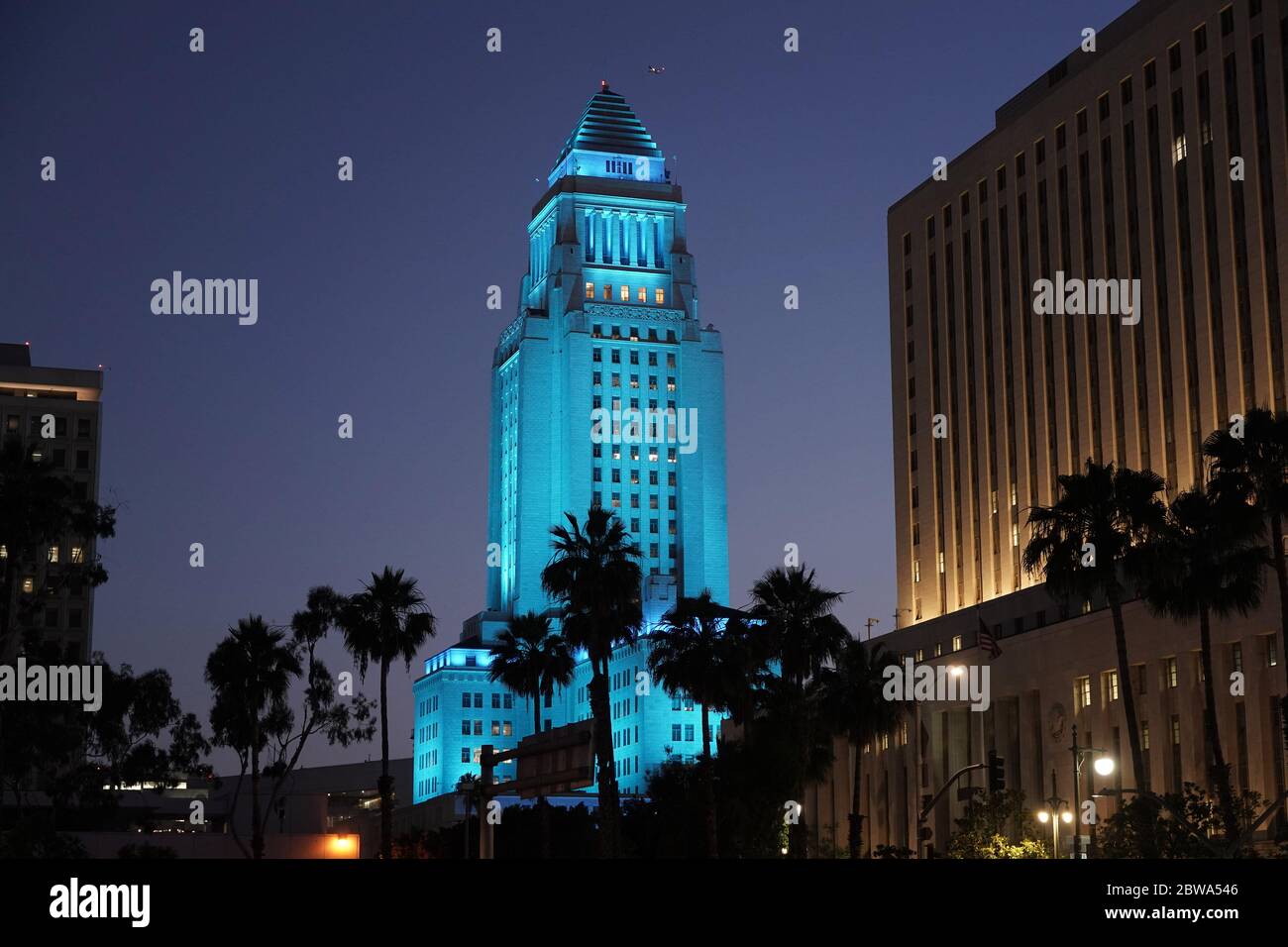 Los Angeles, Usa. Mai 2020. Das Rathaus von Los Angeles leuchtet im Rahmen der Kampagne #LightItBlue zur Begrüßung der Mitarbeiter des Gesundheitswesens an vorderster Front am Mittwoch, 27. Mai 2020, in Los Angeles in Blau. (Foto von IOS/Espa-Images) Quelle: Europäische Sport-Fotoagentur/Alamy Live News Stockfoto
