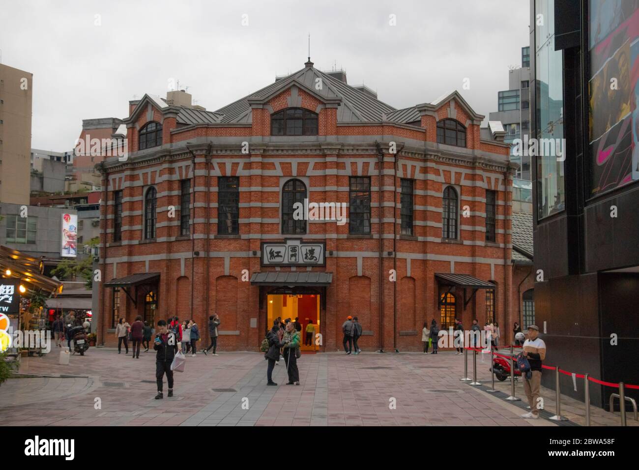 Das Rote Haus, Taipei Ximending- Jan 2020- 111. Jahrestag des Roten Hauses unter bewölktem Himmel. Der erste staatlich gebaute öffentliche Markt in Taiwan. Fa Stockfoto