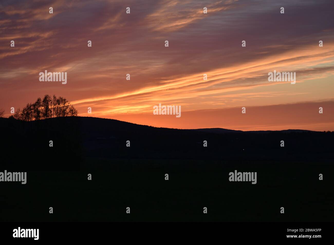 Wunderbarer Sonnenuntergang über Varmland, Schweden. Stockfoto