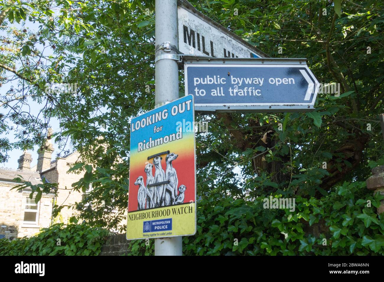 Ein buntes Erdmännchen-Nachbarschaftsschild im Londoner Stadtteil Richmond upon Thames, London, Großbritannien Stockfoto