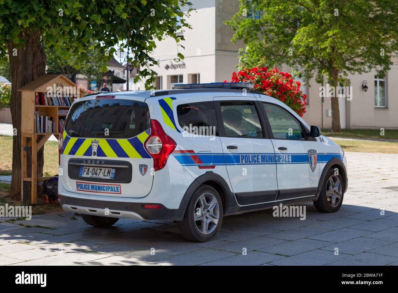 Compiègne, Frankreich - Mai 27 2020: Auto der Polizei Municipale (Lokale Polizei) in einer Straße des Stadtzentrums geparkt. Stockfoto