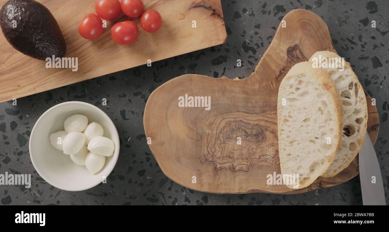 Draufsicht Scheiben Ciabatta Brot auf Beton Arbeitsplatte für die Herstellung Offene Sandwiches Stockfoto
