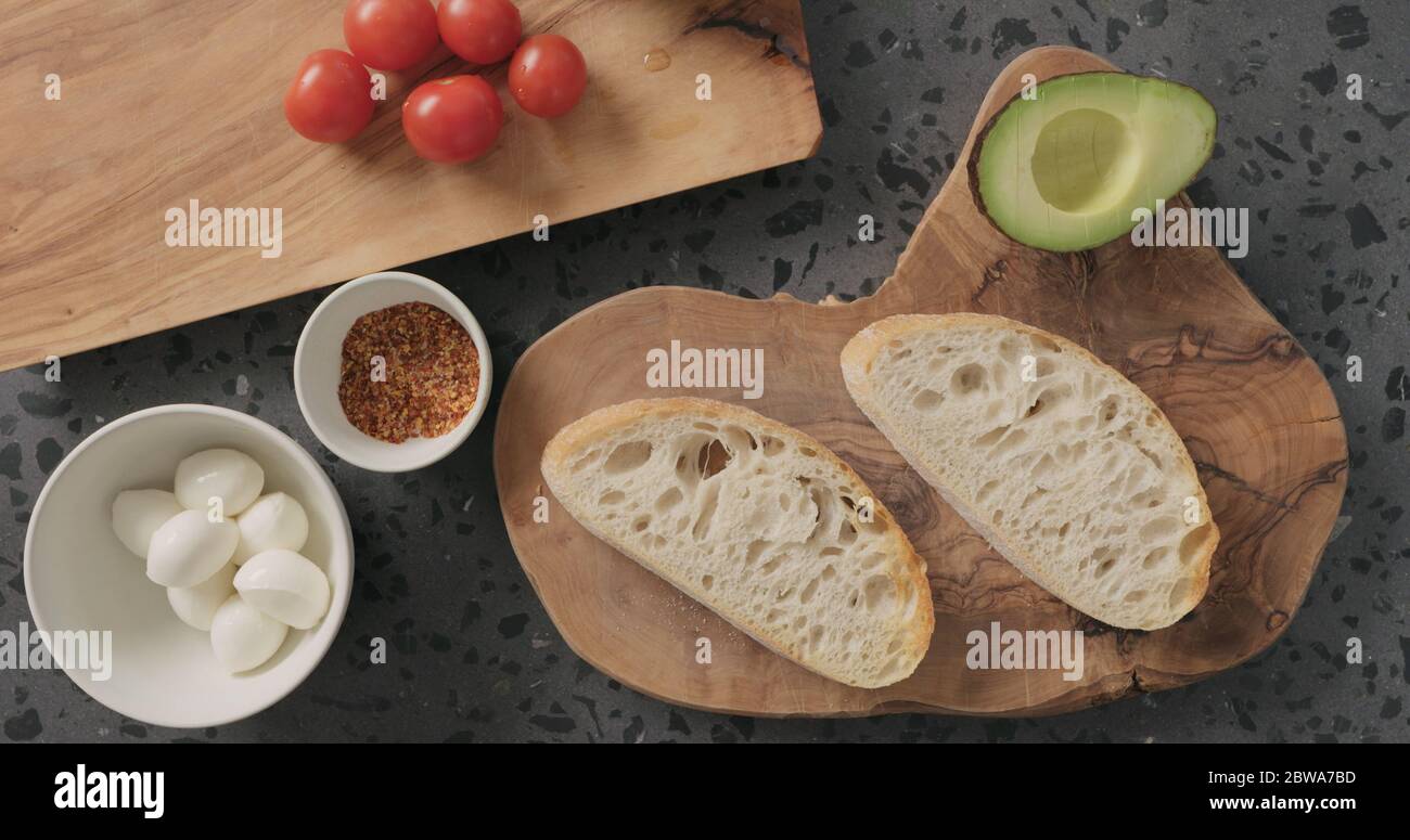 Draufsicht Scheiben Ciabatta Brot auf Beton Arbeitsplatte für die Herstellung Offene Sandwiches Stockfoto
