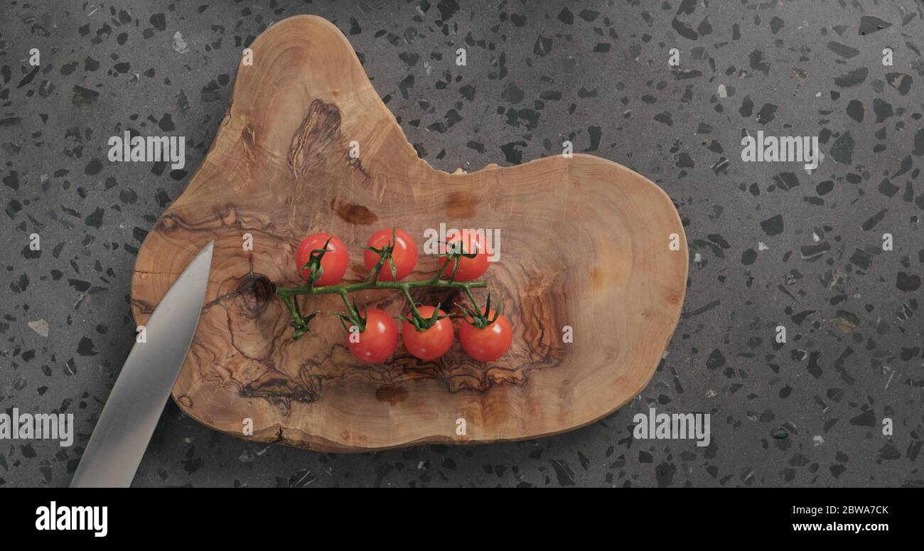 Draufsicht Kirschtomaten auf Ast auf Betonplatte Stockfoto