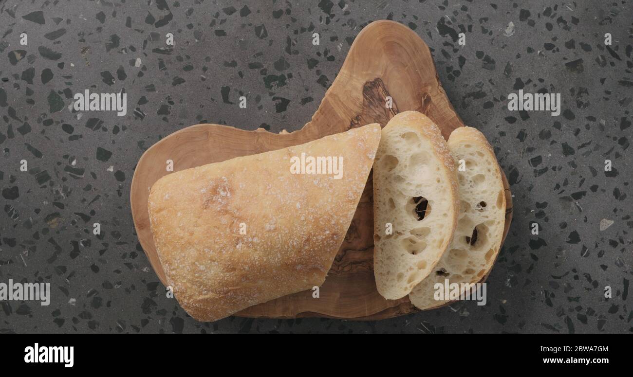 Draufsicht Scheiben TTA Brot auf Betonarbeitspad Stockfoto