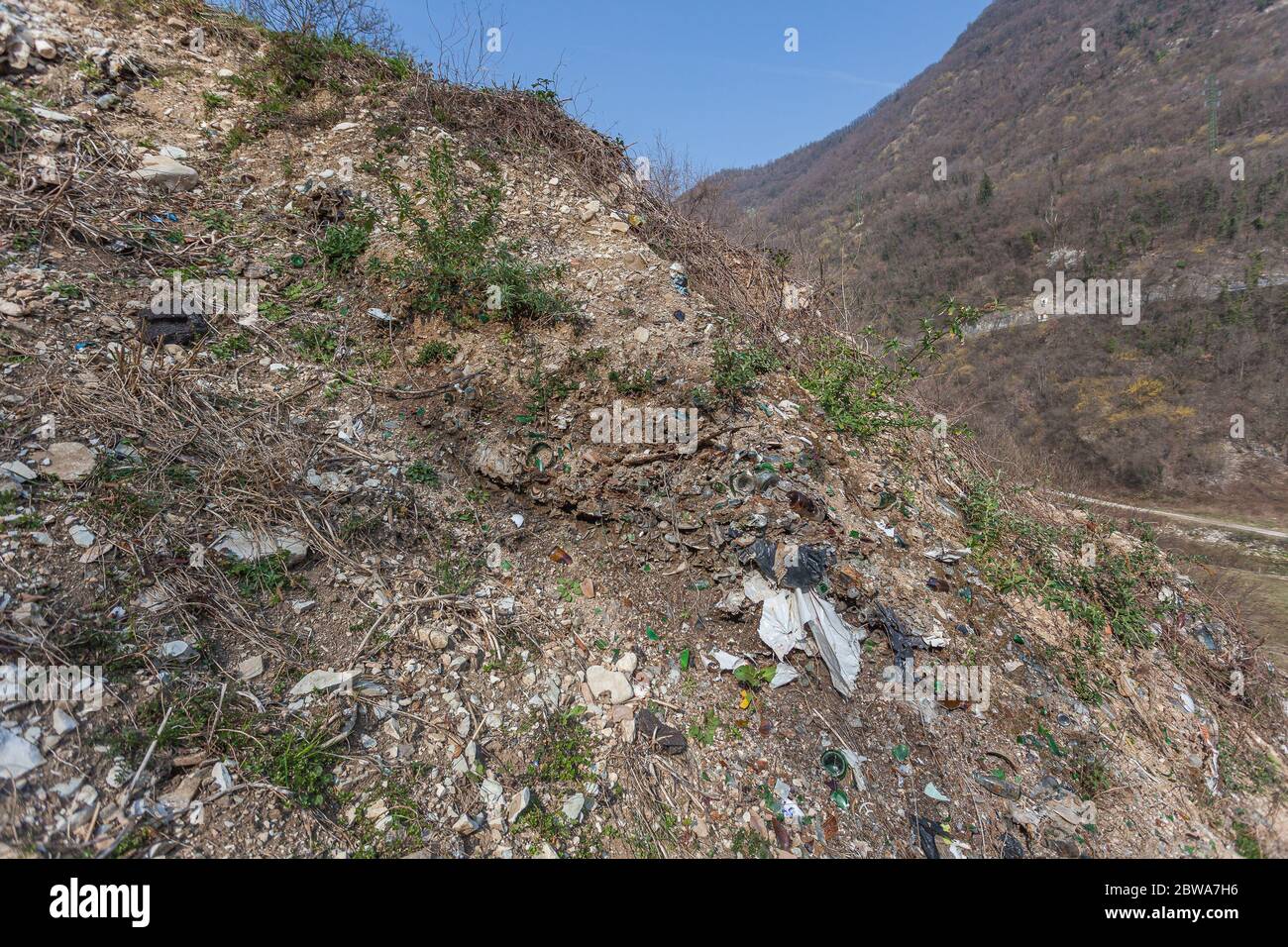 Alte Mülldeponie in einem Bergkontext Stockfoto