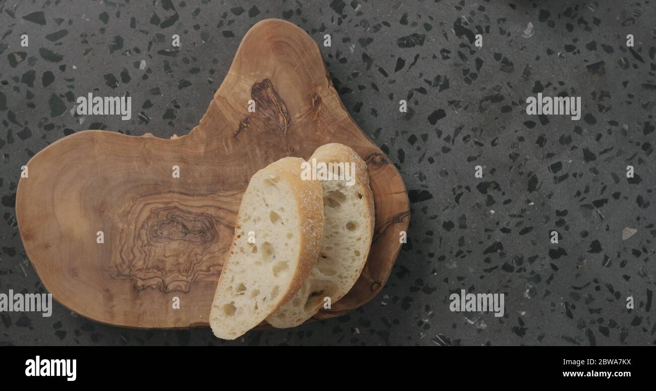 Draufsicht Scheiben TTA Brot auf Betonarbeitspad Stockfoto
